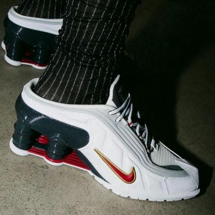 マーティン・ローズ × ナイキ ショックス MR4 ホワイト/バーシティ レッド