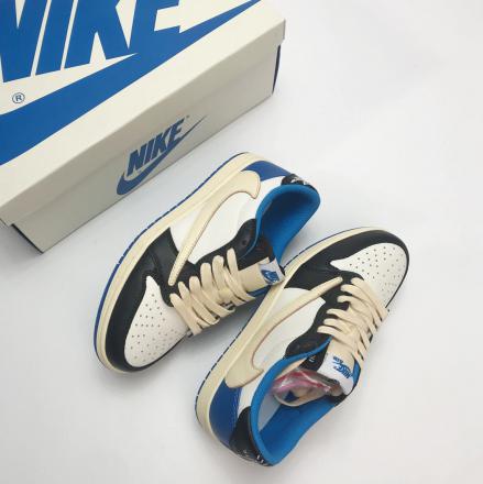 フラグメント デザイン × トラヴィス・スコット × ナイキ エアジョーダン 1 ロー OG セイル/ミリタリー ブルー-ブラック-モスリン